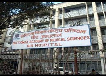 वीर अस्पतालको छतको पर्खाल भत्किदा चार जना घाइते